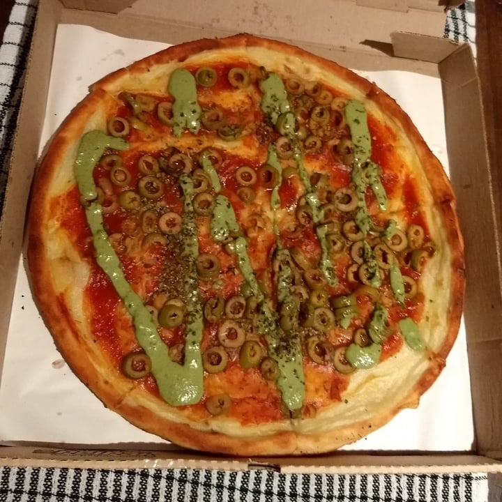photo of Pizza Vegana Pizza Vegana Con Queso Paparela, Salsa De Tomate, Aceitunas Y Alioli De Albahaca shared by @maria-vgn on  22 Dec 2020 - review