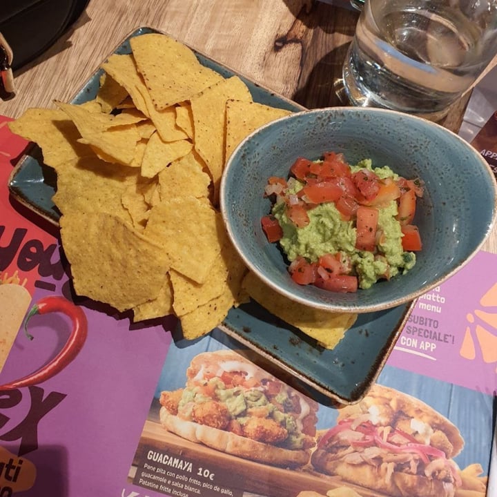 photo of Calavera Restaurant - Casalecchio di Reno Guacamole e nachos shared by @fjammab on  30 Mar 2022 - review