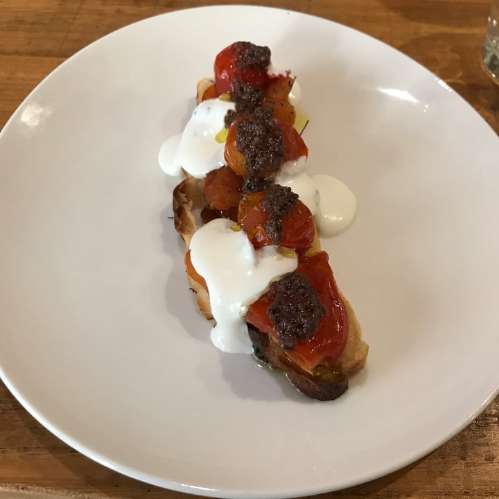 review photo of Te Quiero Verde Coca de tomates asados shared by @noecasast on 16 Jan 2022 - review
