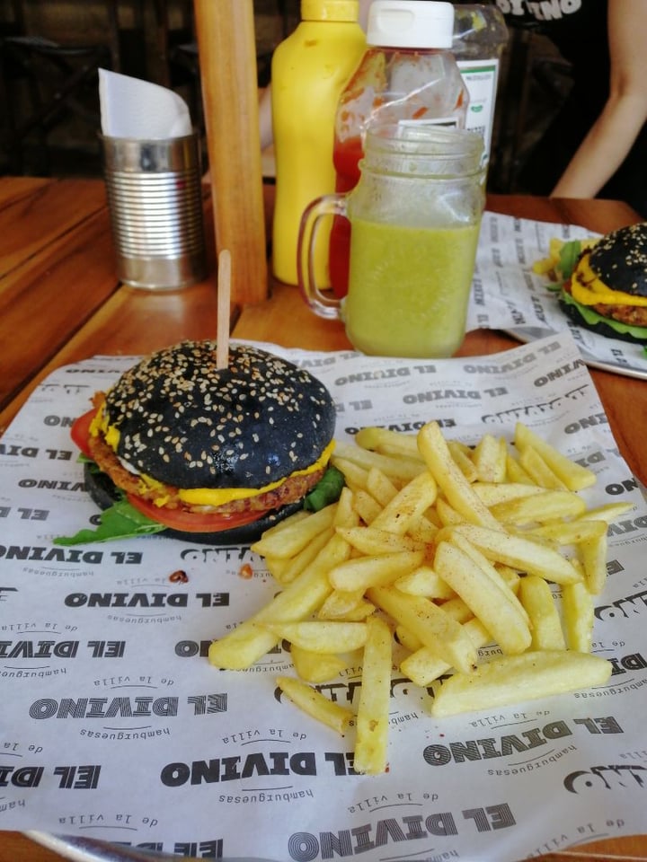 photo of El Divino - Hamburguesas Veggie Burger shared by @danielmolina on  24 Jul 2019 - review