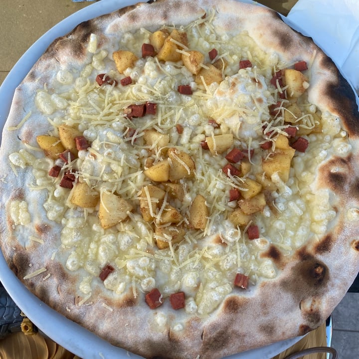 photo of Pizzeria Frontoni Pizza mele e cannella con pancetta veg shared by @marta1987 on  26 Jul 2022 - review