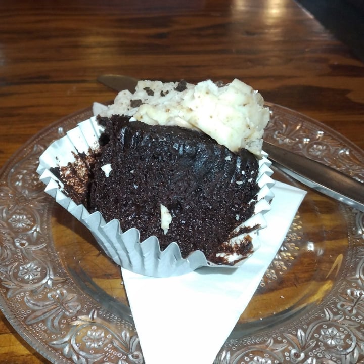 photo of True North Vegan Oreo Cupcake shared by @veganadam on  05 Aug 2022 - review