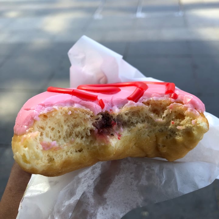 photo of Dunkin’ Donuts Vegan Strawberry Swirl shared by @shuggerlee on  25 Jun 2022 - review