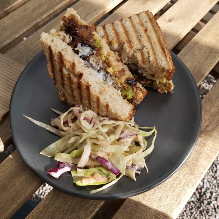 photo of Café Vegetal Sándwich pulled no-pork shared by @virigf on  01 Apr 2021 - review