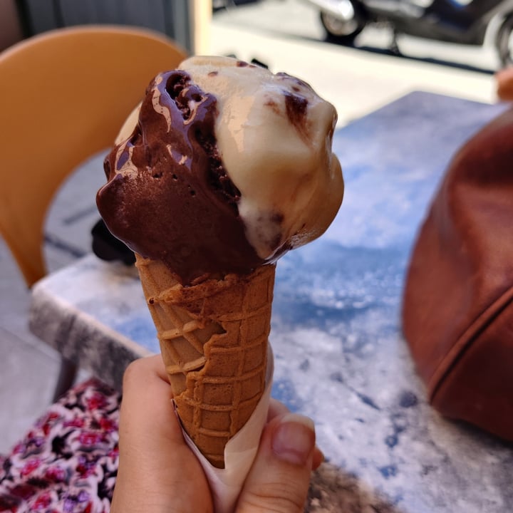 review photo of Vercesi Gelateria Artigianale (pasticceria fredda) gelato cioccolato e pistacchio shared by @gc5 on 30 Jul 2022 - review