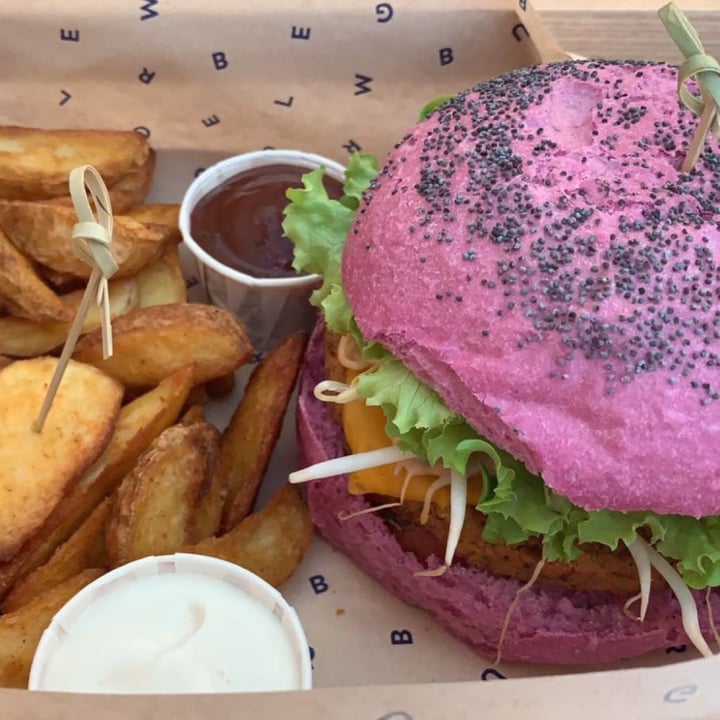 photo of Flower Burger Barbie burger shared by @martiborzi on  15 Dec 2021 - review