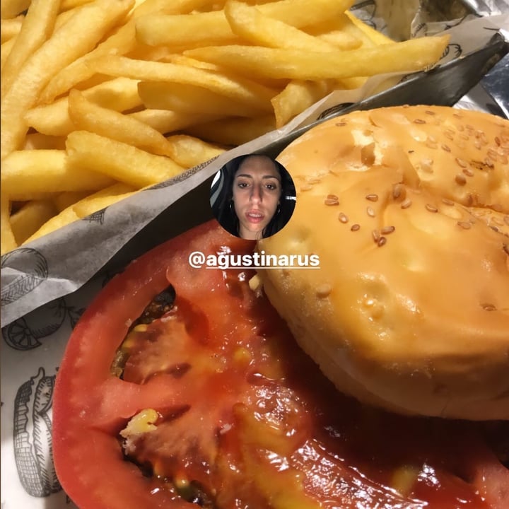 photo of Lo De Carlitos hamburguesa de garbanzos shared by @carolinarus on  09 Jan 2022 - review