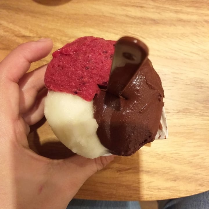 review photo of Bacio di Latte Morango, Limão e chocolate (base de água) shared by @karinaidalire on 11 Jul 2021 - review