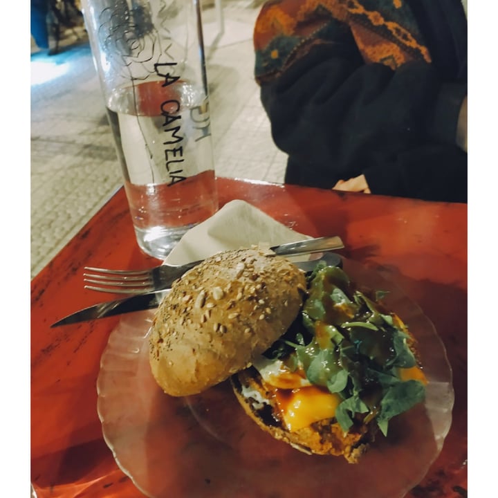 photo of LA CAMELIA VEGAN BAR Hamburguesa de siempre shared by @veganinlove on  28 Oct 2020 - review