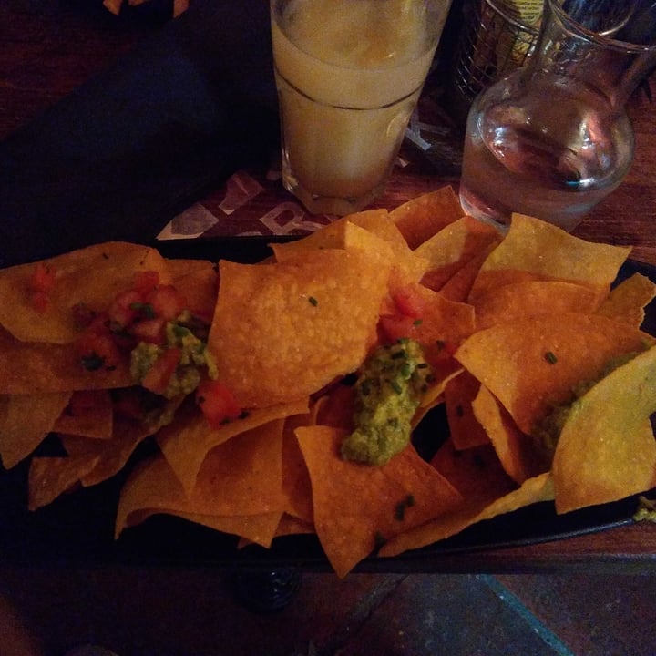 photo of Blast nachos con guacamole shared by @muel on  12 May 2022 - review