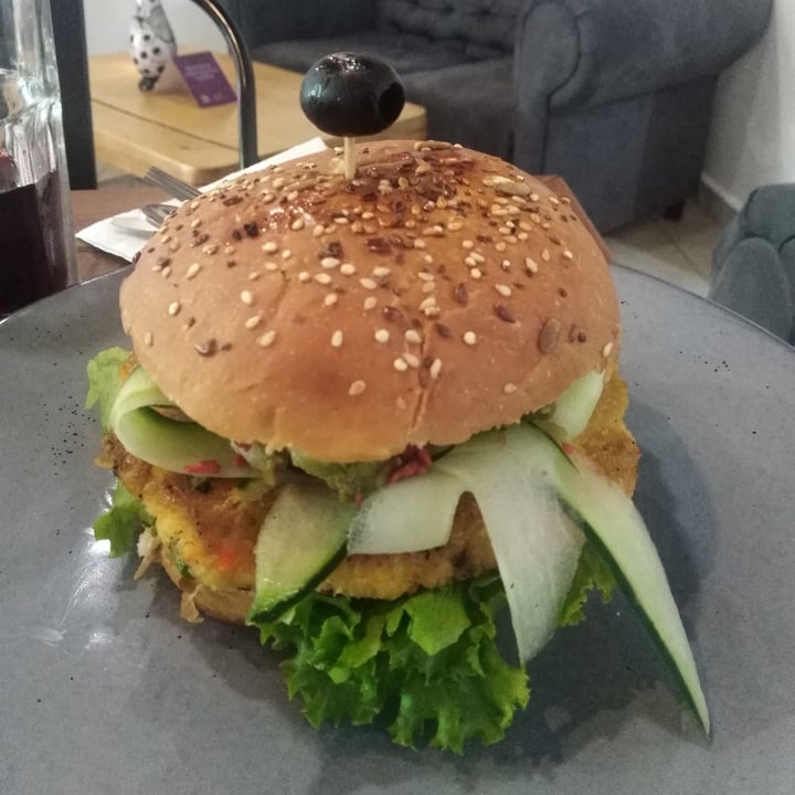 photo of Aló Vegetariano Hamburguesa de garbanzo shared by @vegan-know-it-all on  08 Oct 2021 - review