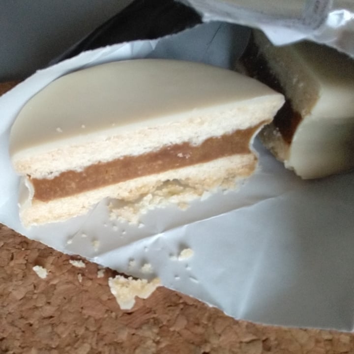 photo of Hanai Vegana Alfajor Artesanal de chocolate blanco y dulce de leche shared by @sym on  26 Dec 2021 - review