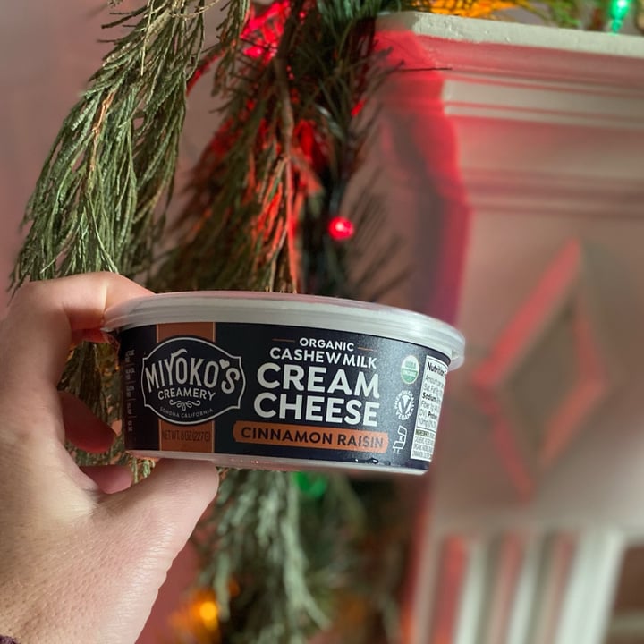 photo of Miyoko's Creamery Cashew Milk Cream Cheese Cinnamon Raisin shared by @knorthway on  22 Dec 2022 - review