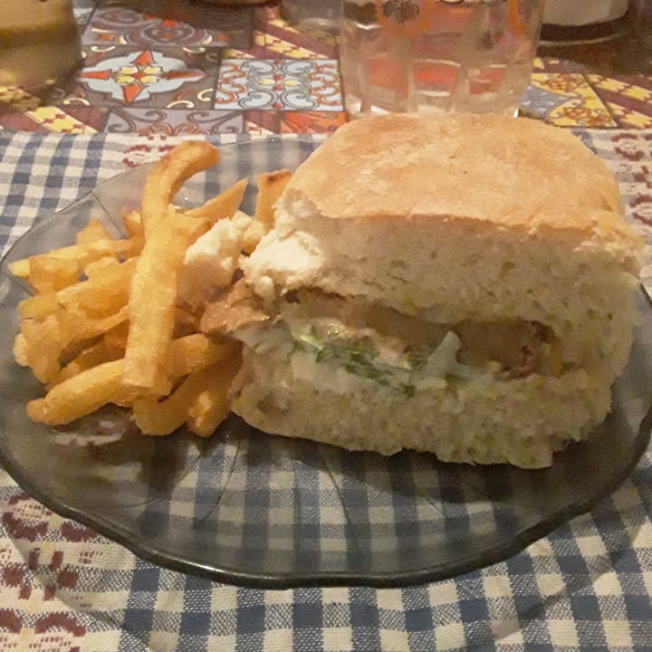 review photo of LA ESQUINA BURGER CLUB sandwich de milanesa de seitan shared by @walen on 06 Dec 2020 - review