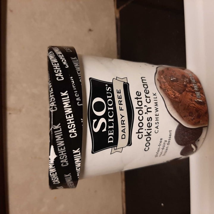 review photo of So Delicious Dairy Free Chocolate Cookies N' Cream Cashewmilk Frozen Dessert shared by @qwegas1234 on 20 Jan 2020 - review
