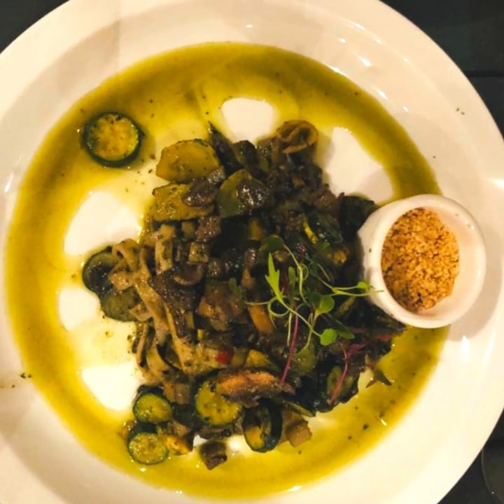 photo of Off The Grid Restaurant Pesto Pasta Y Bosque Portobello Con Arroz Basmati Y Vegetales shared by @leonacruz on  30 Apr 2021 - review