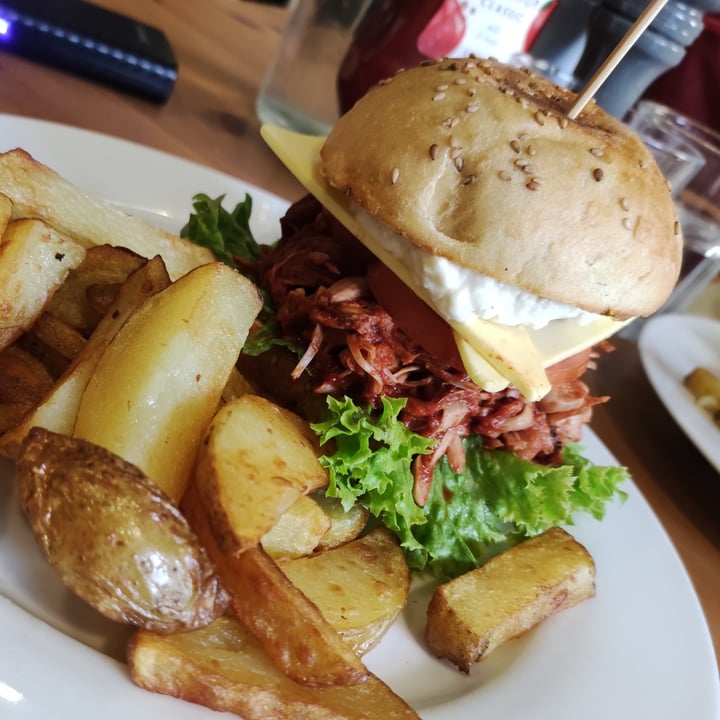 photo of Holy Cow Pulled Jackfruit Burger shared by @amaliacicala on  13 Apr 2022 - review