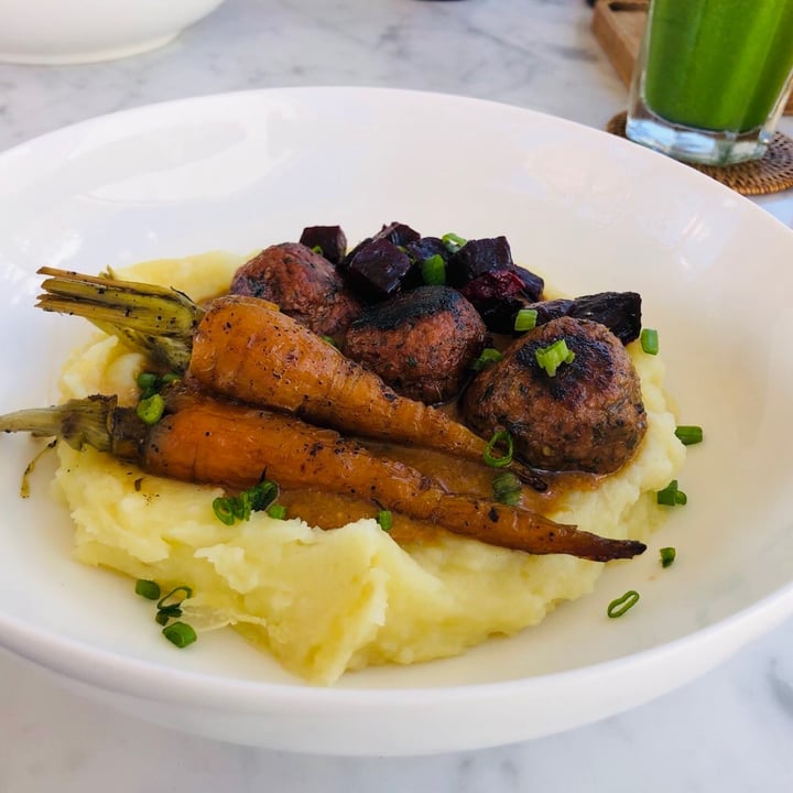 photo of Secret Spot Meatballs with mashed potato shared by @paolaskaff on  21 May 2021 - review