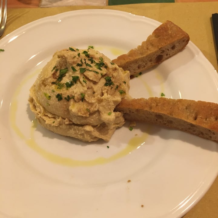 photo of Osteria Veggente Hummus Di Ceci Bio Con Focaccia Integrale shared by @bodhi92 on  07 Jul 2021 - review