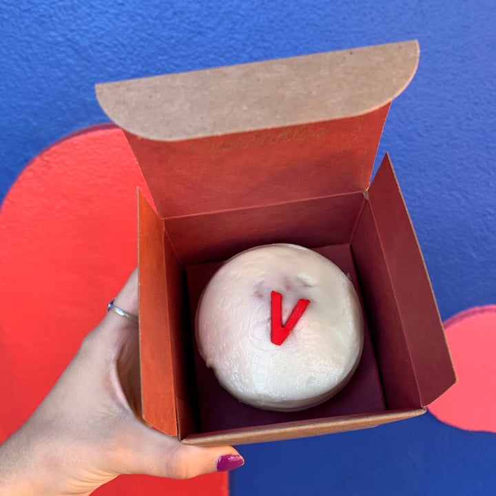 photo of Sprinkles Cupcakes and Ice Cream Disney Springs Vegan Red Velvet Cupcake shared by @celinaserenity on  21 Sep 2021 - review