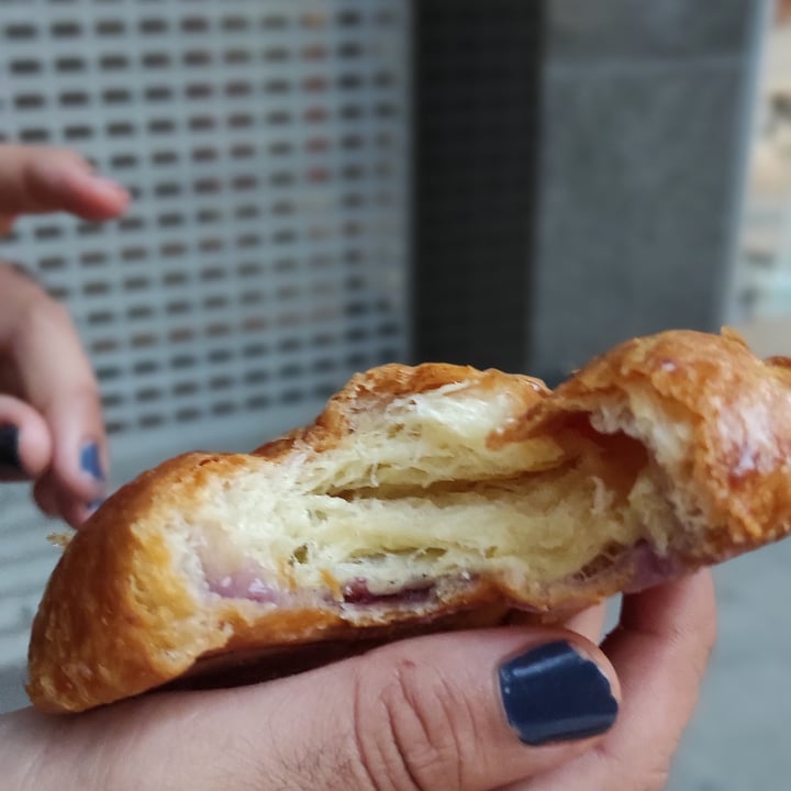 photo of CroisSants Croissant de arándanos shared by @rosemarinum on  12 Aug 2021 - review
