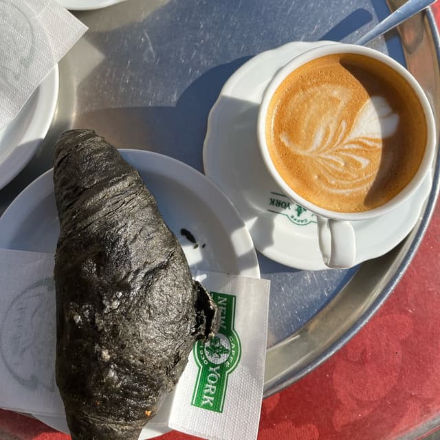 Foto del piatto “cornetto vegano al carbone”