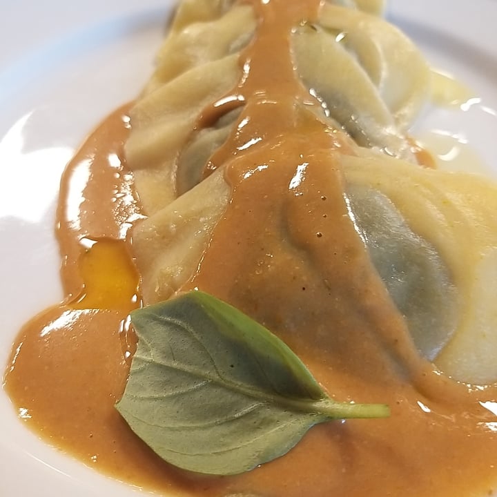 review photo of Il Cardo e L'Ortica Ravioloni Patate E Basilico Con Crema Di Pomodoro shared by @veggyinside on 13 Dec 2021 - review