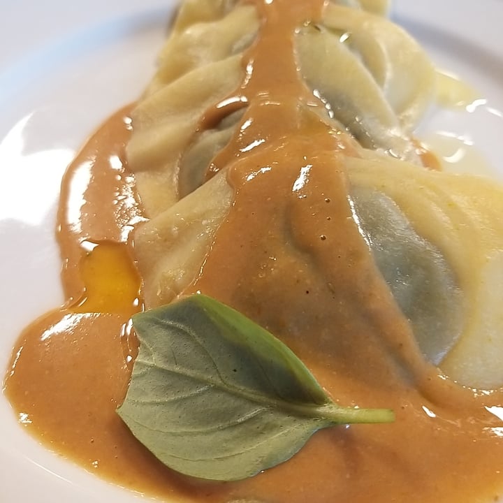 photo of Il Cardo e L'Ortica Ravioloni Patate E Basilico Con Crema Di Pomodoro shared by @veggyinside on  13 Dec 2021 - review