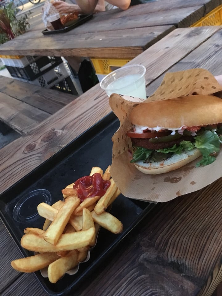 photo of Swing Kitchen Chili Burger shared by @everydayhero on  25 Aug 2019 - review