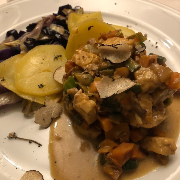 photo of La Colubrina tempeh con intingolo bianco cavolo cappuccio e patate al forno shared by @liucrifu on  24 Apr 2022 - review