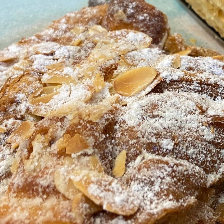 photo of Land&Monkeys Croissant aux amandes shared by @vegan-everafter on  05 Nov 2021 - review