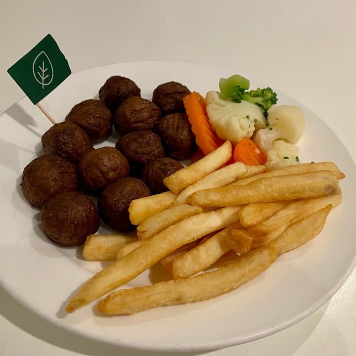 review photo of IKEA Alexandra Plant balls with fries (veganised) shared by @erialc on 06 Nov 2021 - review