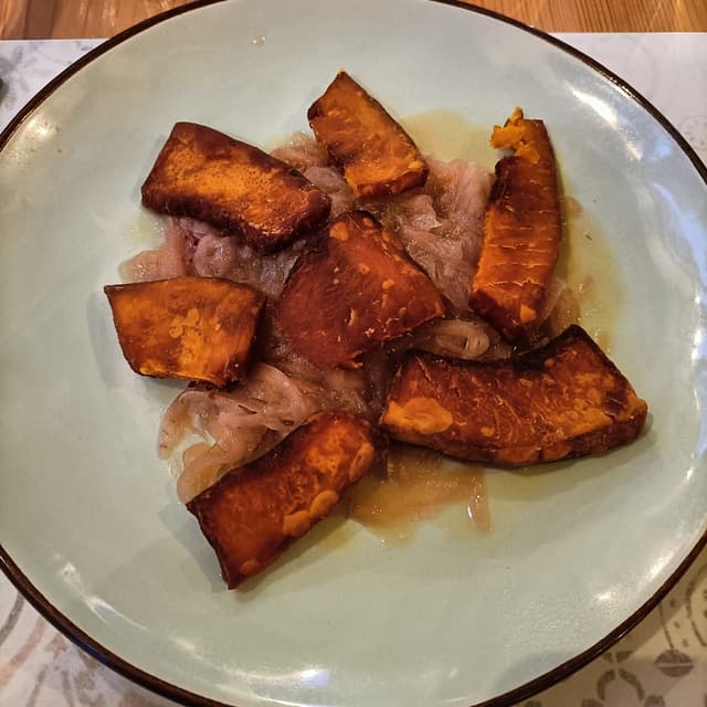 菜肴“Zucca in saor di cipolla e fragole”的照片