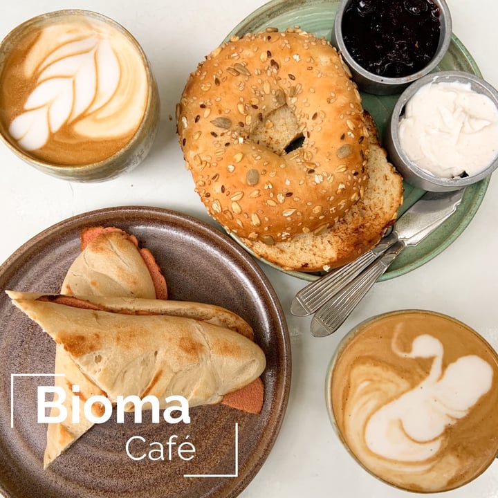 review photo of Bioma plant based café Bagel con queso y mermelada shared by @restovegan on 11 Apr 2021 - review