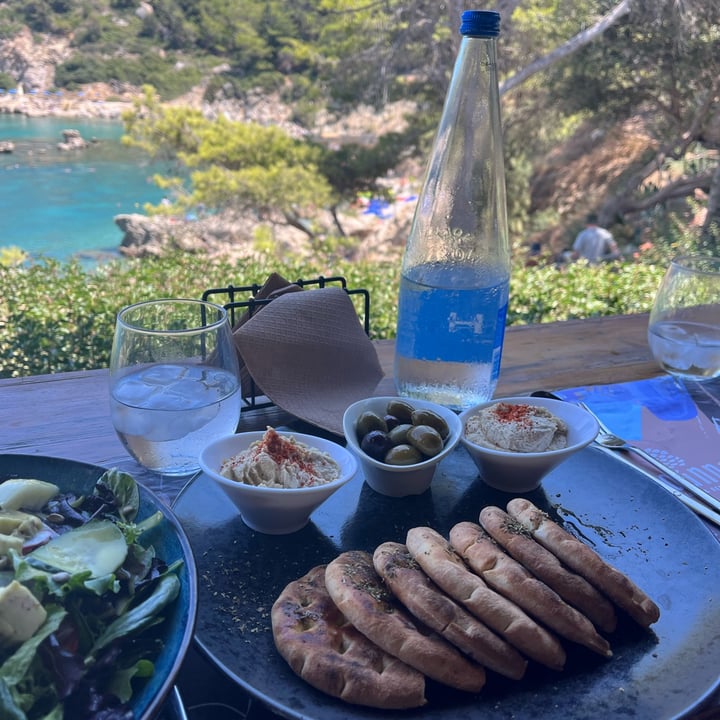 photo of Kounna Beach & Resto Bar Green Salad + Pita With Hummus shared by @smijri on  08 Aug 2022 - review