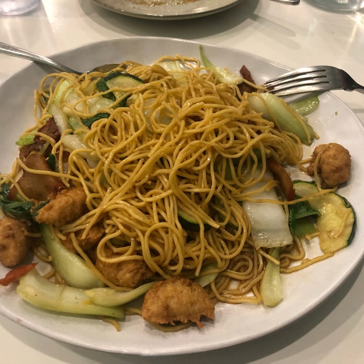 review photo of Easy House Vegetarian Restaurant Combination Chow Mein shared by @wp on 12 Oct 2022 - review