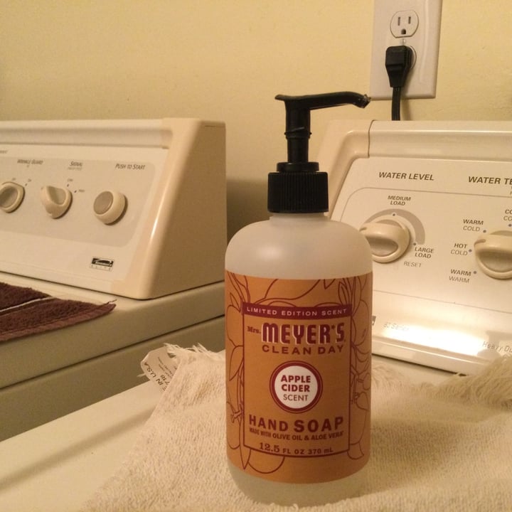 review photo of Mrs. Meyer's Clean Day Apple Cider Hand Soap shared by @mrriley on 31 Dec 2020 - review