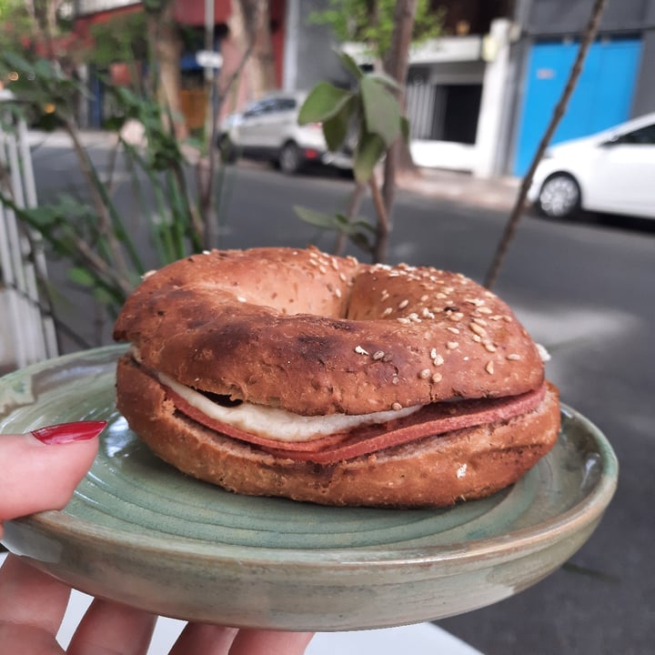 photo of Bioma plant based café Bagel de jamón y queso shared by @vegaly on  14 Nov 2021 - review