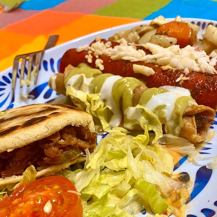 photo of Frijol Vegano - AntojitosMexicanos Orden mixta de antojitos shared by @jourbano on  22 Dec 2019 - review