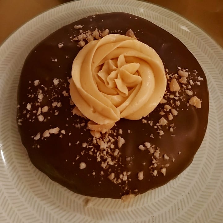 photo of VegAmazing Doughnuts Donut chocolate y cacahuete shared by @gailgens on  24 Feb 2021 - review