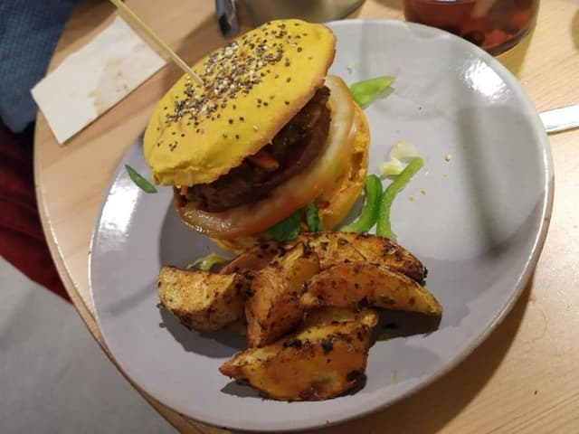 Photo of the dish “Hamburguesa vegetal con pan de cúrcuma”