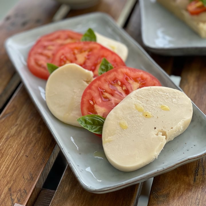 photo of BuenaVida 100% Vegan Caprese shared by @martinadibernardo on  28 Apr 2022 - review