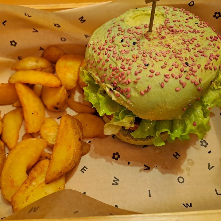 photo of Flower Burger Elf burger shared by @acilegna on  19 Dec 2022 - review