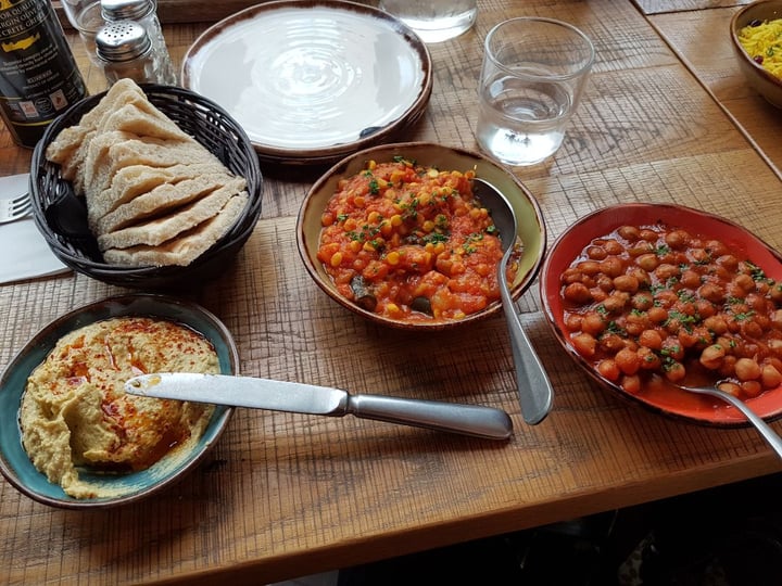 photo of Mezzidakia Hummus with Flat Bread shared by @b14h4m0n on  19 Jul 2019 - review