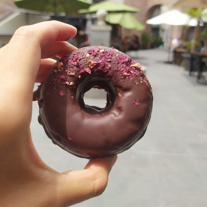 review photo of Siempre viva Dona de cardamomo, rosas y chocolate shared by @usagisorrow on 24 Apr 2021 - review