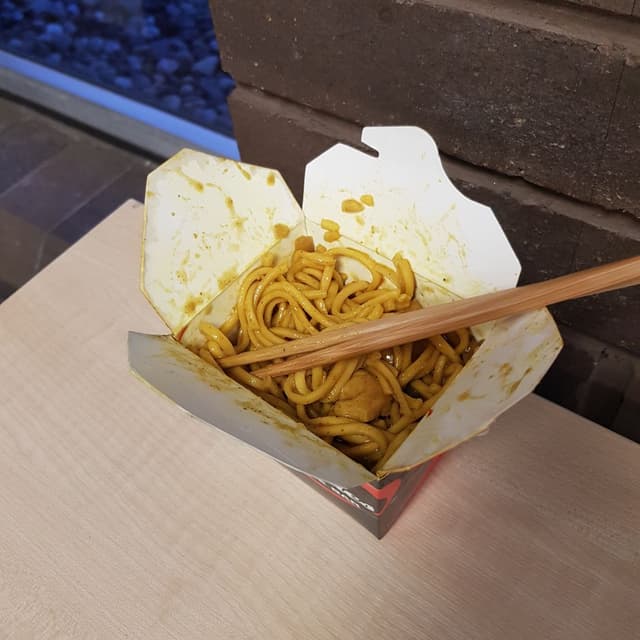 「Noodle Box with Curry Sauce and Tofu」の料理の写真