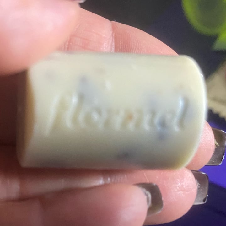review photo of Flormel Bombom chocolate branco com cramberry shared by @karingreco on 23 Nov 2022 - review