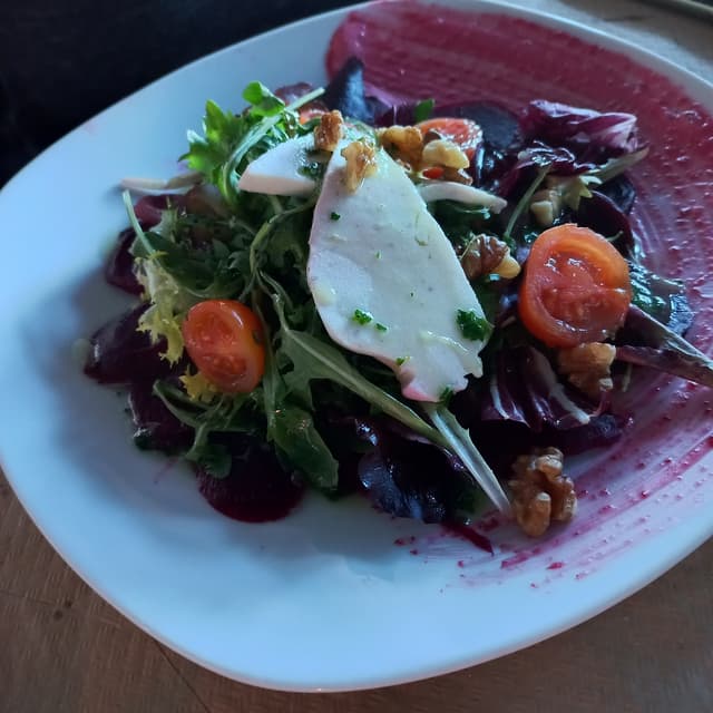「Ensalada de carpaccio de remolacha」の料理の写真