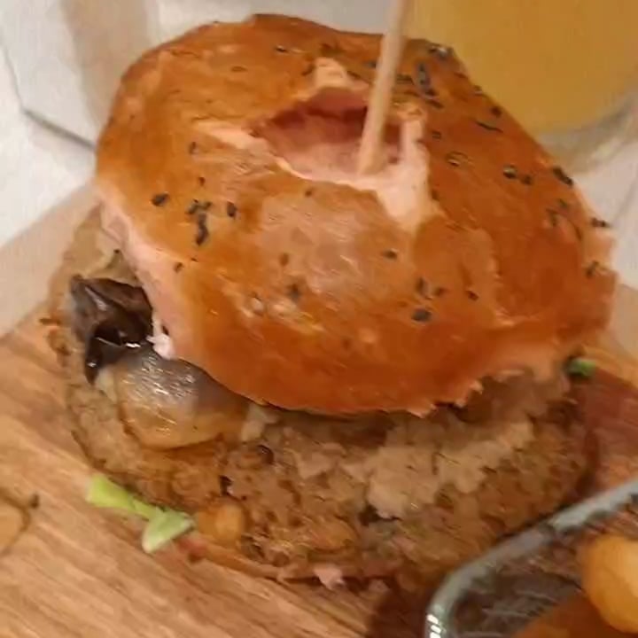 review photo of Restaurante Noi Hamburguesa vegana con papas fritas shared by @camilozada on 27 Dec 2020 - review