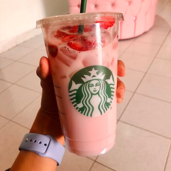 photo of Starbucks Pink Drink shared by @kenialeond on  28 Feb 2021 - review